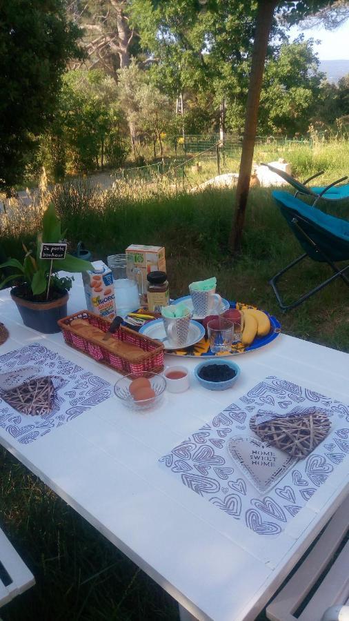 Bed and Breakfast Les Cigales Villelaure Екстер'єр фото